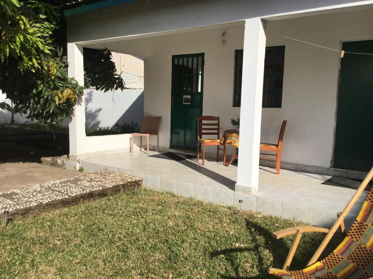 Anns Guesthouse Bakaugambia Экстерьер фото