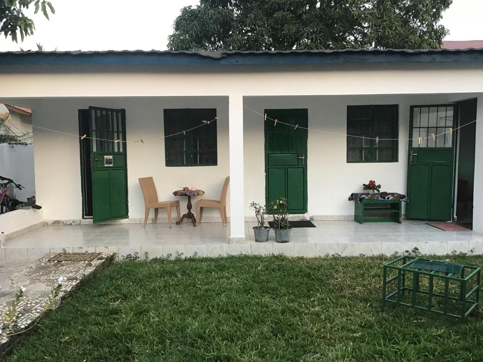 Anns Guesthouse Bakaugambia Экстерьер фото