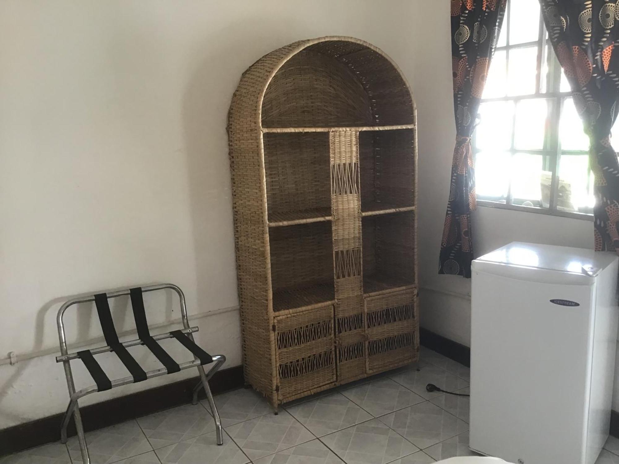 Anns Guesthouse Bakaugambia Экстерьер фото